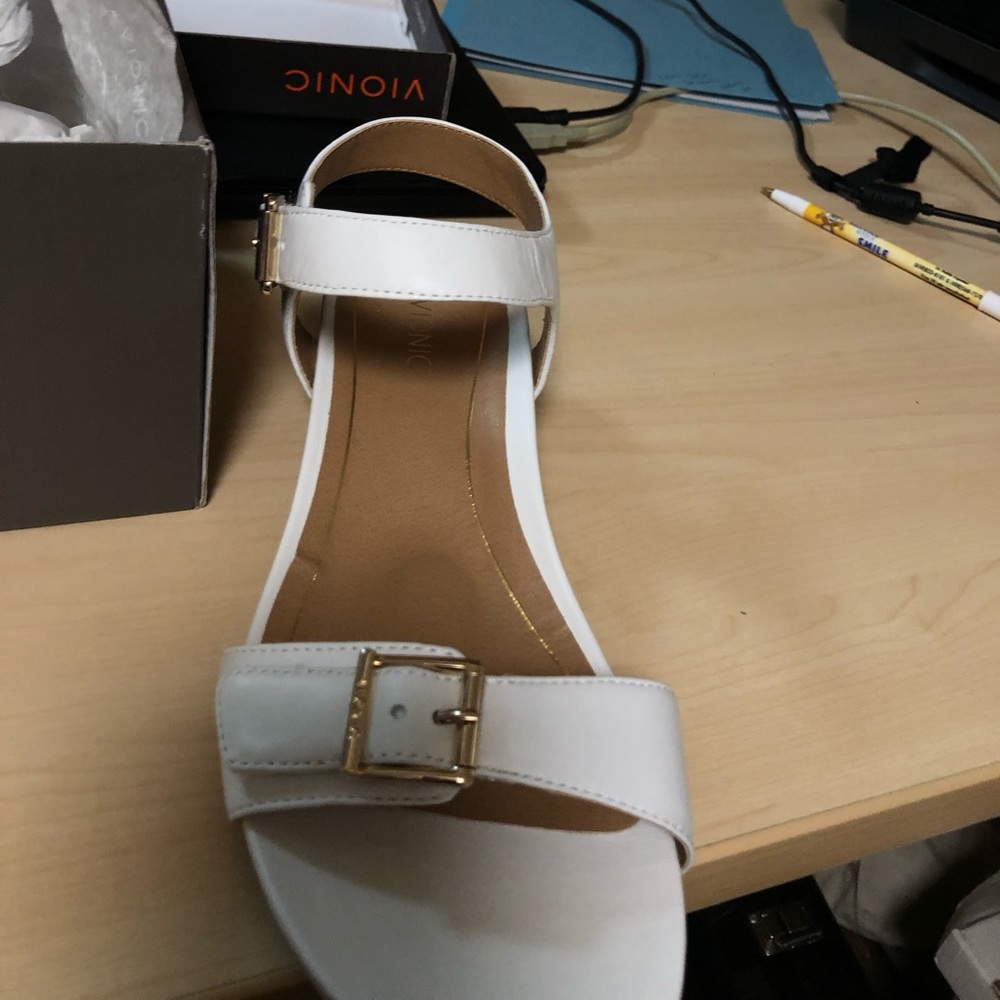 White Vionic sandals 👠